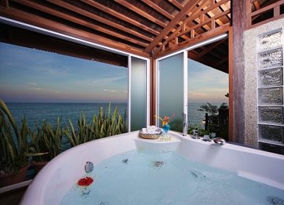 黃昏時分，簕杜鵑別墅套房（Bougainvilla Suite）的按摩浴缸面朝大海